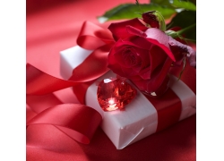 红色钻石和玫瑰花