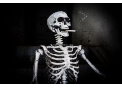 骷髅坐着抽烟的图片图片