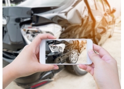 手机拍摄撞坏轿车