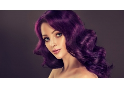 紫色卷发美女