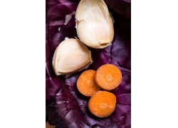 紫甘蓝上的大蒜与胡萝卜