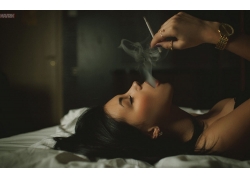 人,抽烟,妇女,Aleksandr Mavrin,抽烟,香烟,黑发,闭着眼睛,金表,