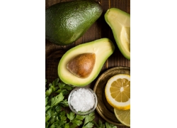 Avocado_with_salt_and_lemon_for_healthy_food01