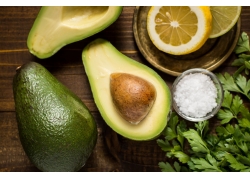 Avocado_with_salt_and_lemon_for_healthy_food03
