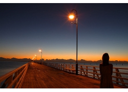 日落桥上的妇女