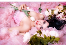 铺满粉色玫瑰花朵女模特时尚造型拍照艺术照片图片