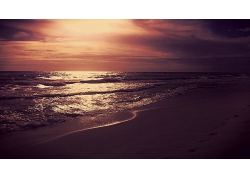 晚霞红色天空海边沙滩海浪景观风景高清图片