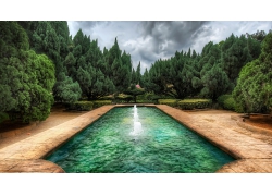清新綠色自然森林噴水池風景景觀高清圖片