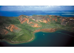 美麗蔚藍海水大海海邊大島嶼綠色植被景觀美景高清圖片