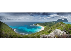 美麗蔚藍天空海水大海小島綠色植被鳥瞰圖景觀美麗風景高清圖片