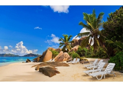 美丽蔚蓝天空沙滩海滩躺椅景观美丽风景高清图片
