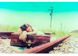 躺在鐵路旁的唯美白裙文藝氣質女生