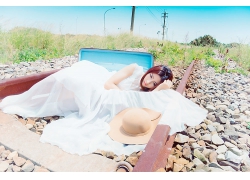躺在铁路旁的唯美白裙文艺气质女生