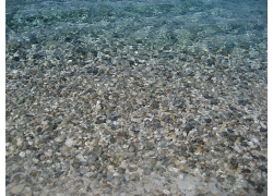 清澈见底的水和砂石